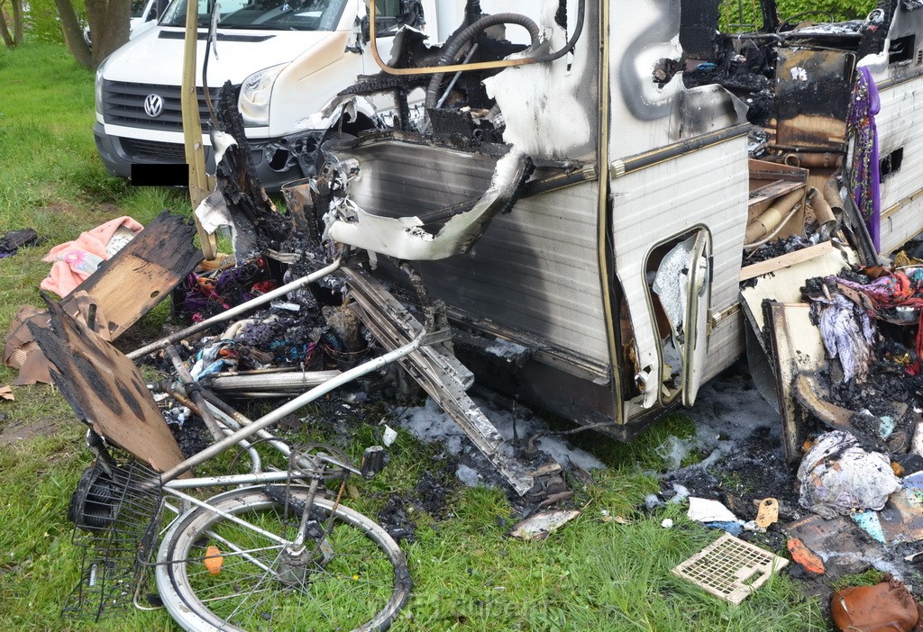 Wohnmobil ausgebrannt Koeln Porz Linder Mauspfad P146.JPG - Miklos Laubert